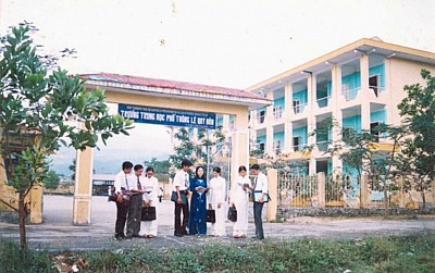 Cô hiệu trưởng đánh trống khai giảng